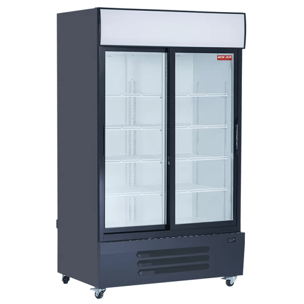 Image d’un réfrigérateur à porte vitrée avec réfrigérateur commercial avec enseigne. Le réfrigérateur à porte vitrée avec enseigne est un équipement de réfrigération New Air, une entreprise canadienne de réfrigération commerciale, de congélateur, de vitrine réfrigérée, de vitrine chauffante et d'équipement de restaurant.