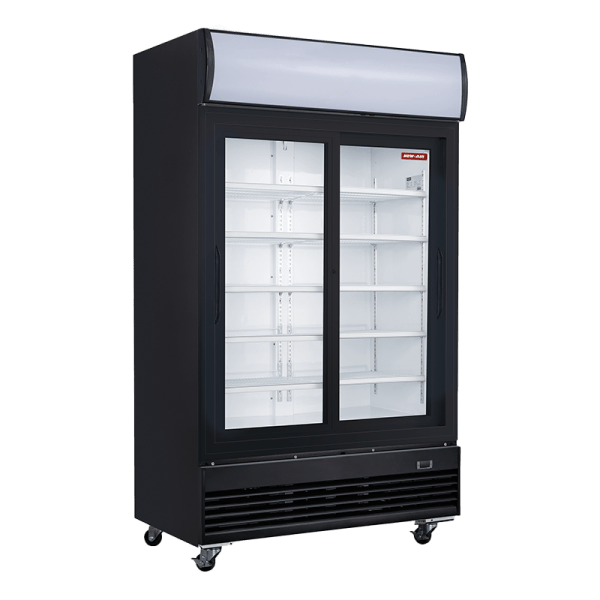 Réfrigérateur avec enseigne de New Air Réfrigération - Entreprise de réfrigérateurs commerciales